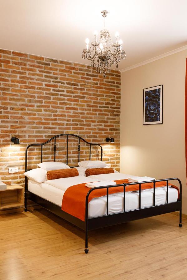 Anova Apartman Дьюла Екстер'єр фото
